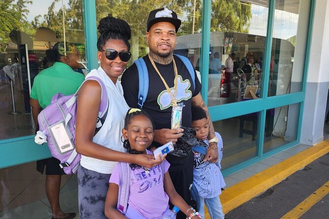 St. Lucia UVF Airport Transfers - Roundtrip with Free Souvenirs - Comfort, group size, and accessibility